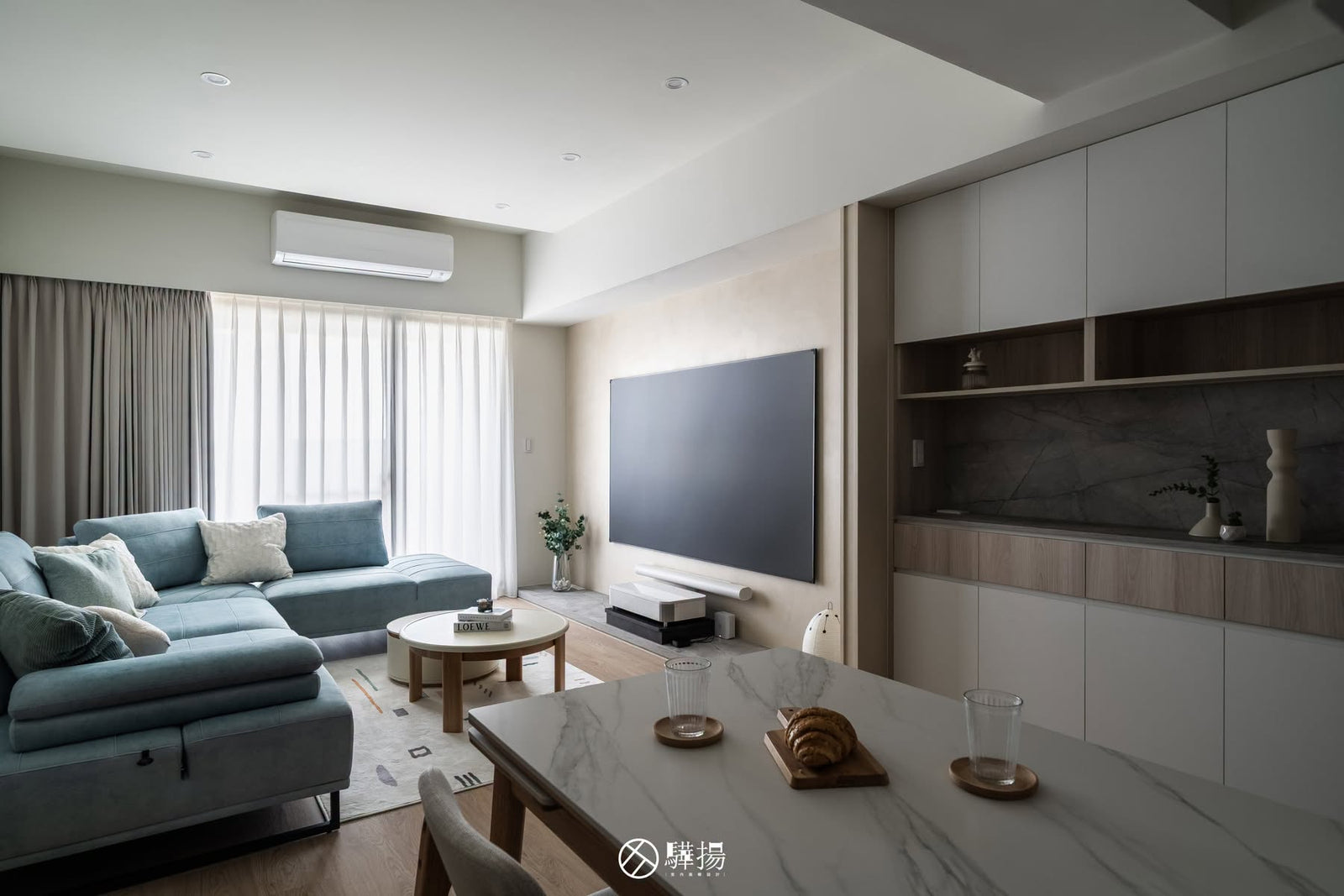 沙發望向電視牆與餐廳的客廳全景 | EL2974 馬泰拉白橡 超耐磨木地板