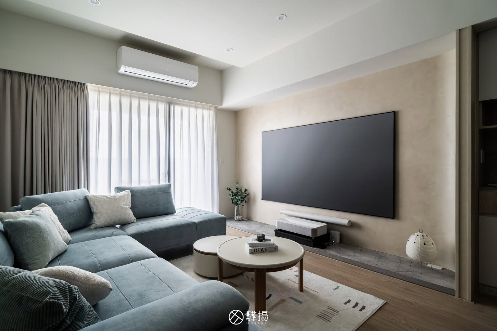 客廳沙發、電視牆與木地板全景 | EL2974 馬泰拉白橡 超耐磨木地板