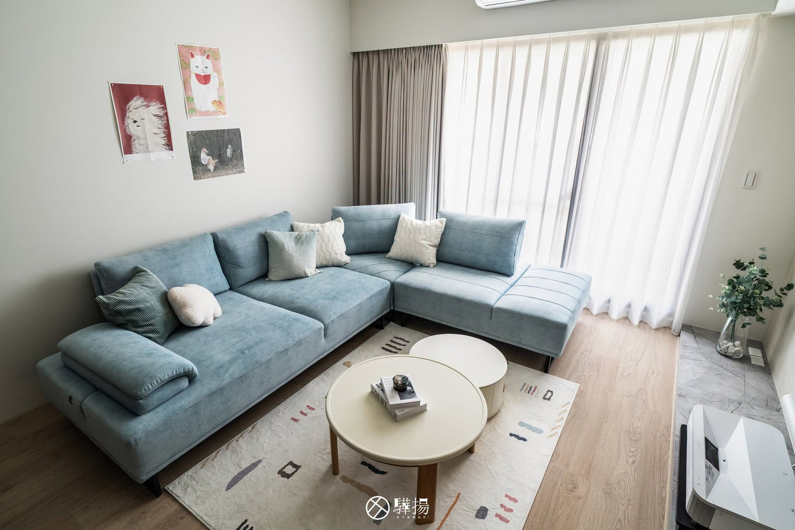 客廳沙發區俯視全景 | EL2974 馬泰拉白橡 超耐磨木地板
