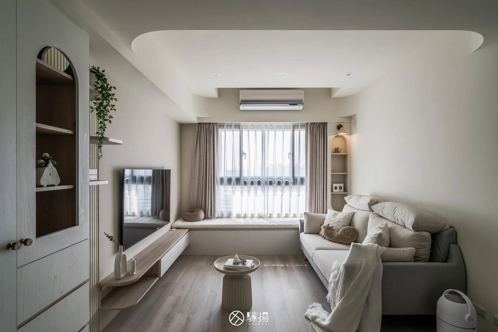 客廳電視牆、沙發與窗景全景 | EHL133 科爾皮諾白橡 超耐磨木地板