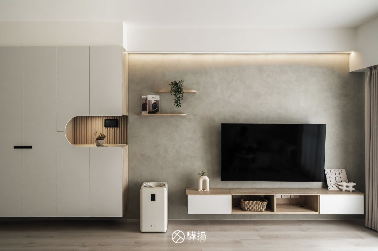 客廳電視牆與懸浮電視櫃正景 | EHL133 科爾皮諾白橡 超耐磨木地板