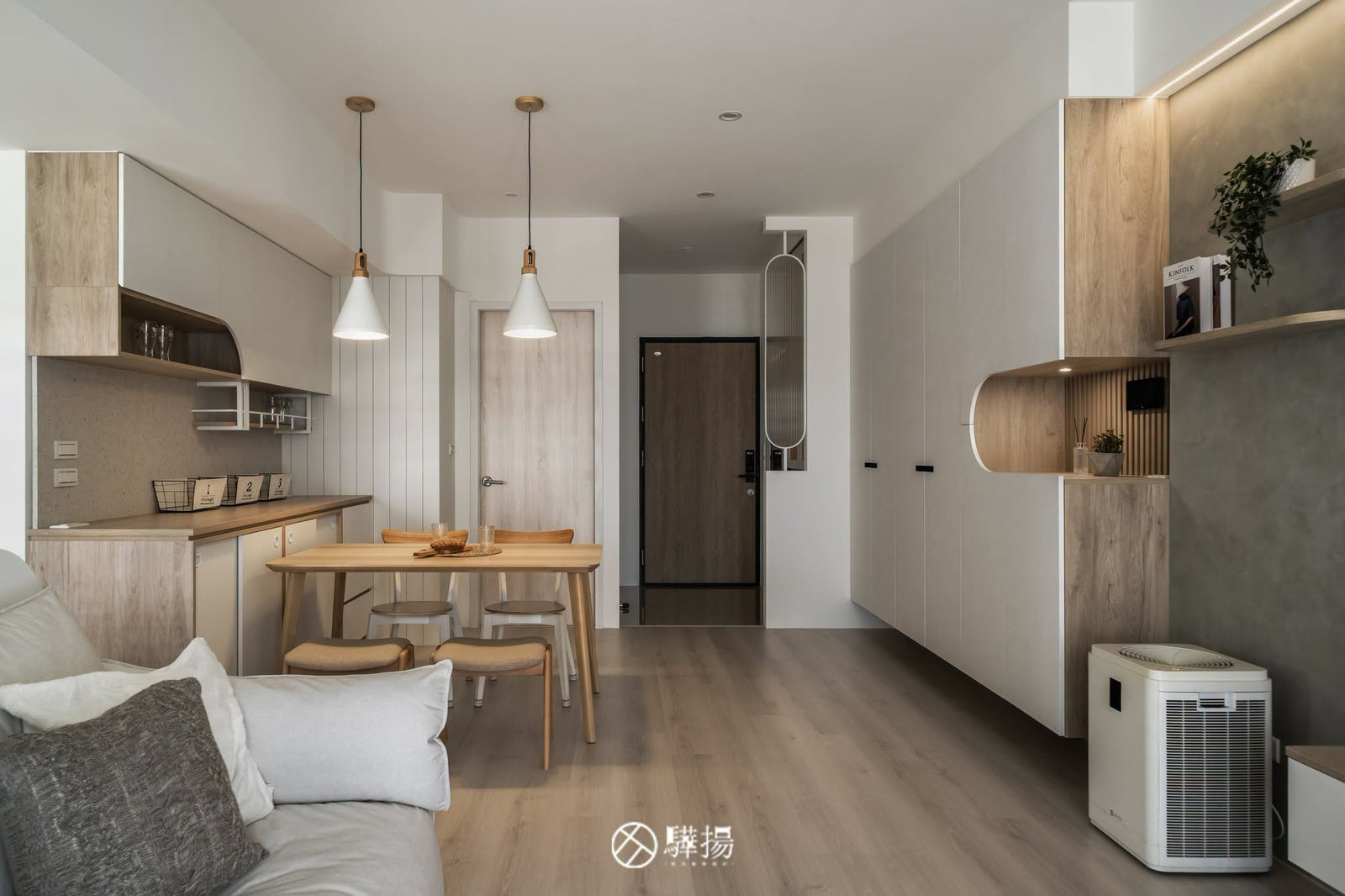 沙發望向餐廳與玄關全景 | EHL133 科爾皮諾白橡 超耐磨木地板