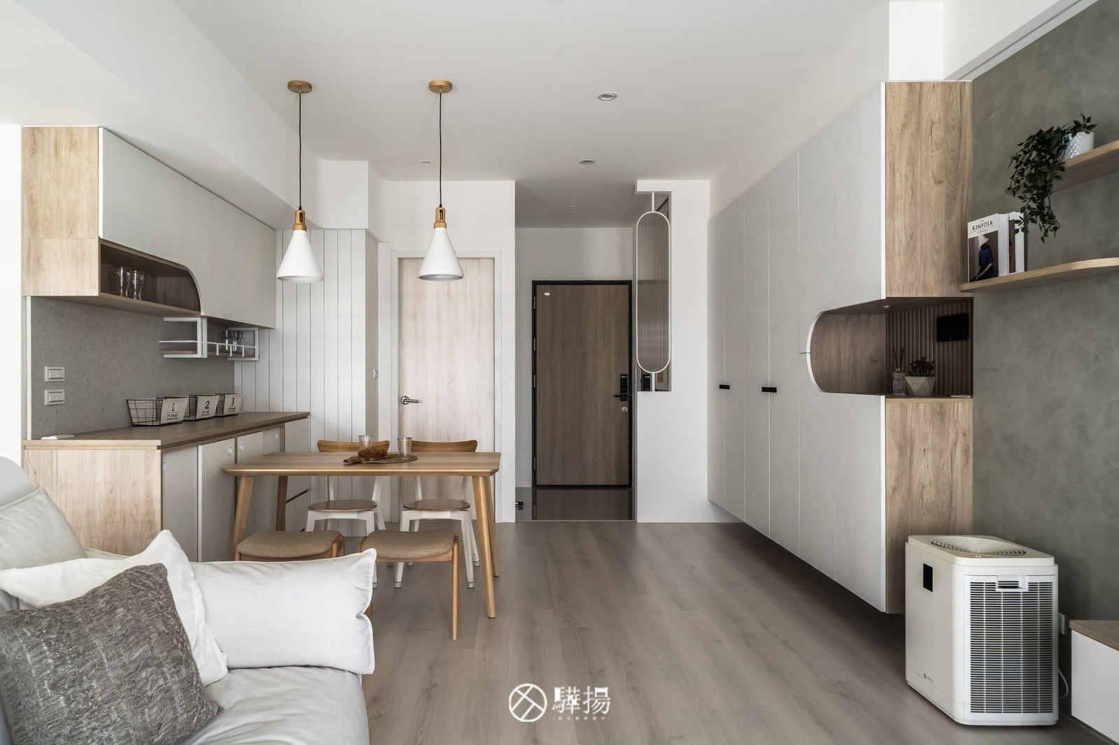 客廳望向餐桌與電視牆 | EHL133 科爾皮諾白橡 超耐磨木地板