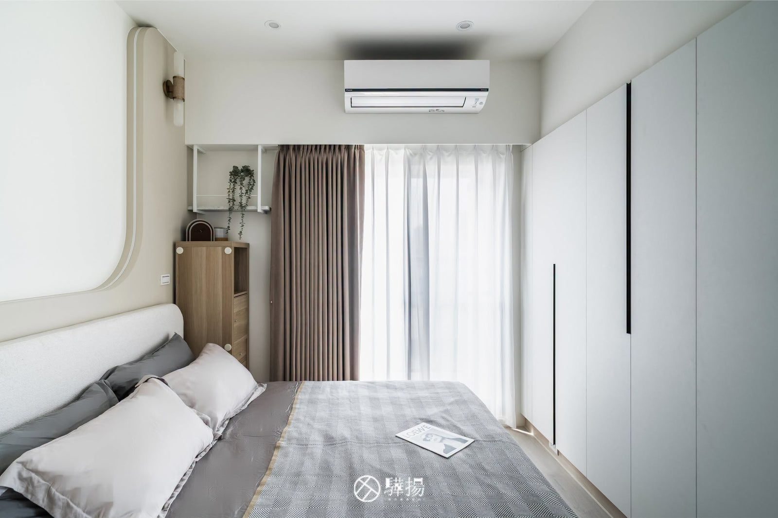臥室床鋪、衣櫃與窗景 | EHL133 科爾皮諾白橡 超耐磨木地板