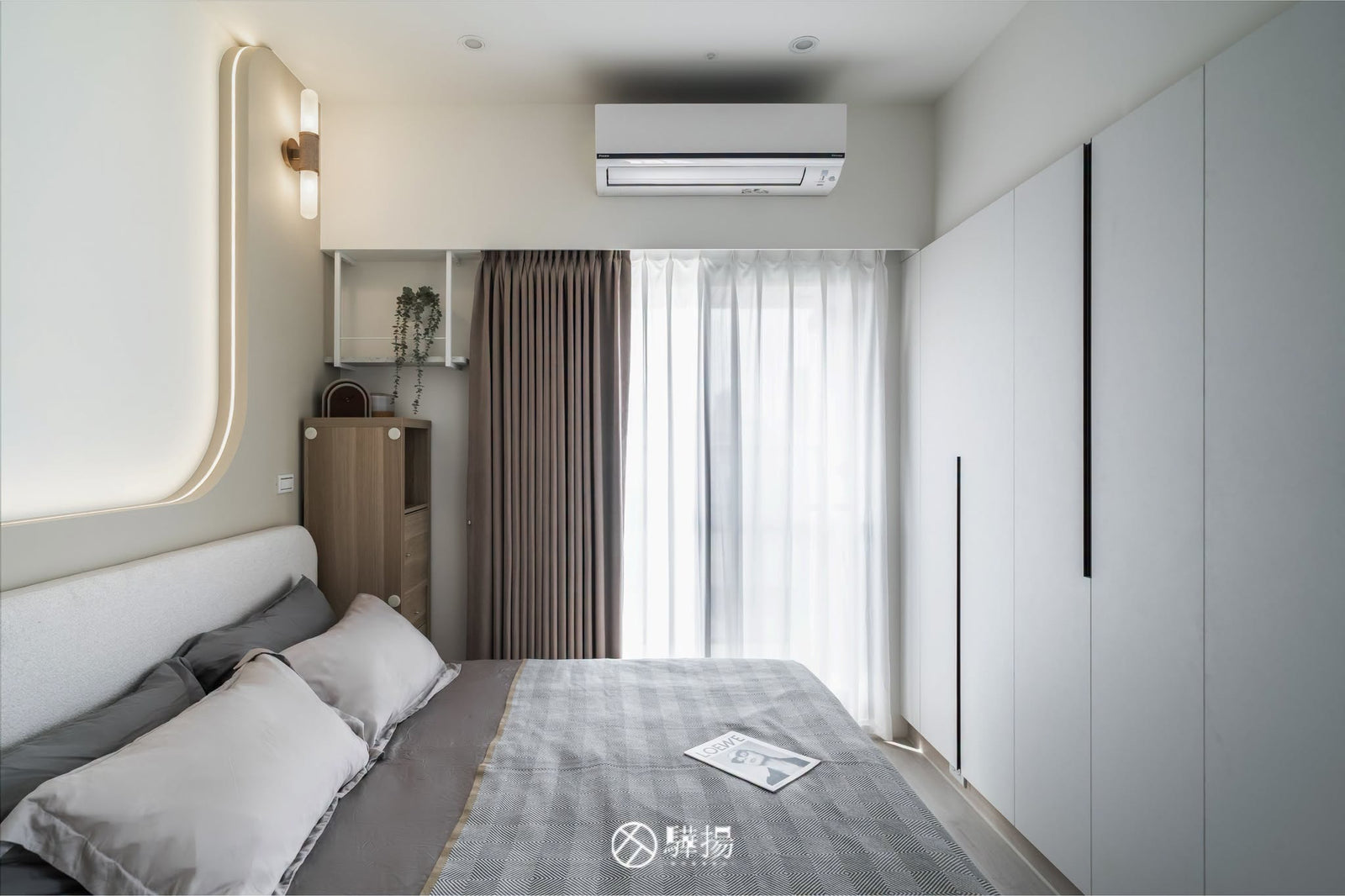 臥室床頭弧形造型與木地板 | EHL133 科爾皮諾白橡 超耐磨木地板
