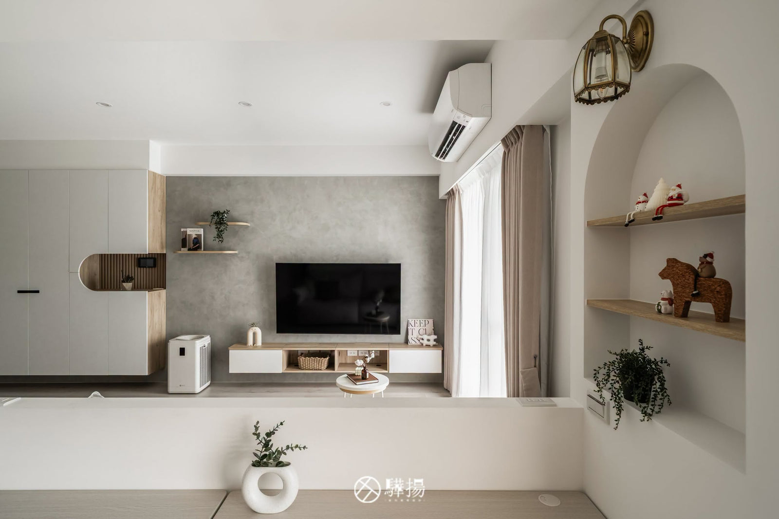 客廳圓弧層架、茶几與電視牆 | EHL133 科爾皮諾白橡 超耐磨木地板