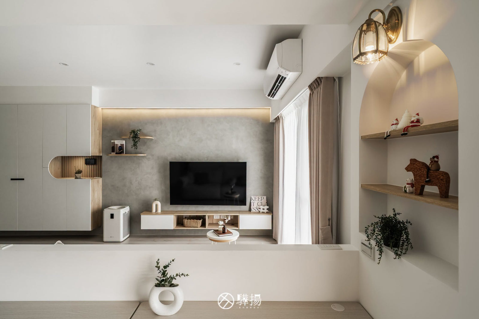 客廳沙發望向電視牆 | EHL133 科爾皮諾白橡 超耐磨木地板