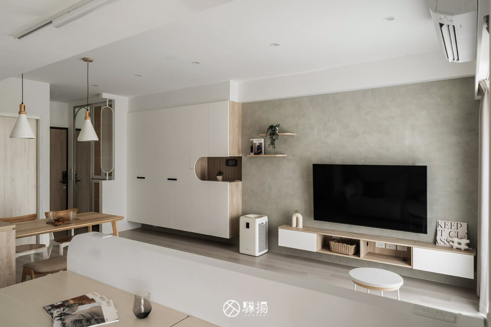 客廳與餐廳的完整公領域全景 | EHL133 科爾皮諾白橡 超耐磨木地板