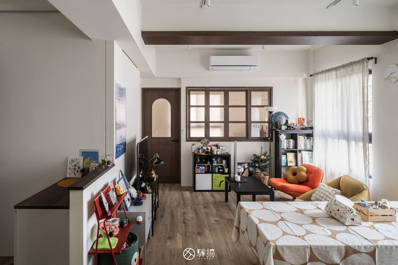 客餐廳全景，木框玻璃拉門與深淺家具襯托棕色木地坪 | EL2077 洛哈棕橡 超耐磨木地板