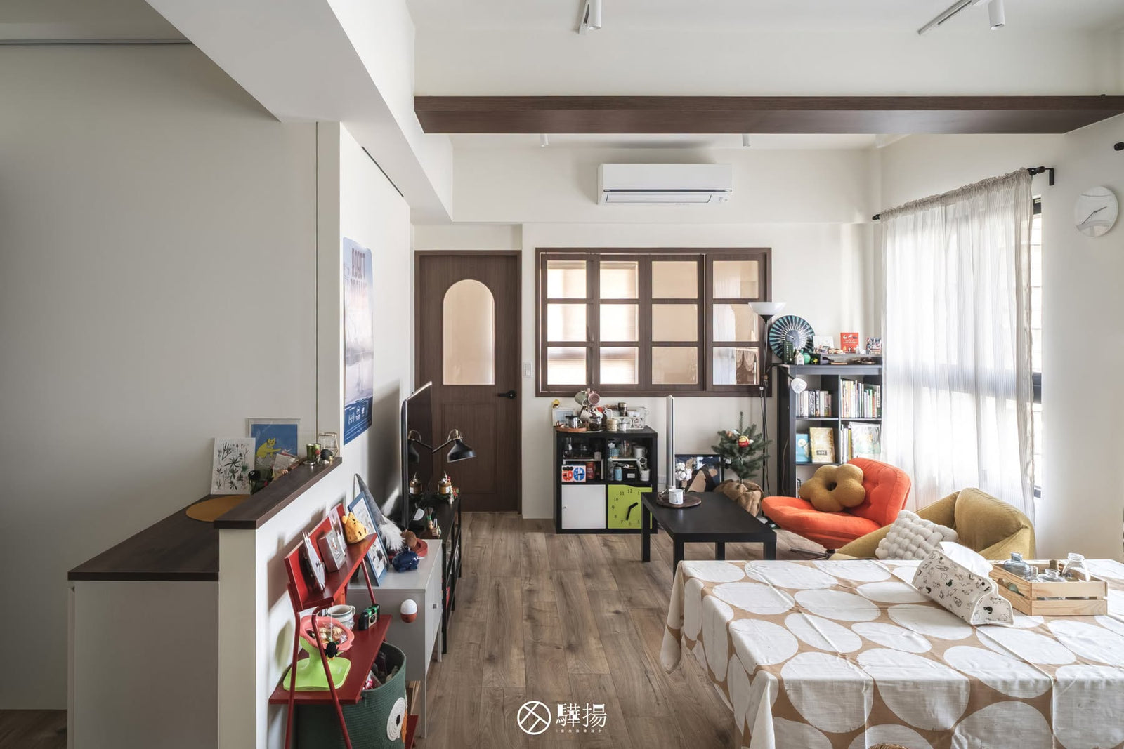 玄關望向客餐廳，灰色落塵區銜接暖棕木地板 | EL2077 洛哈棕橡 超耐磨木地板