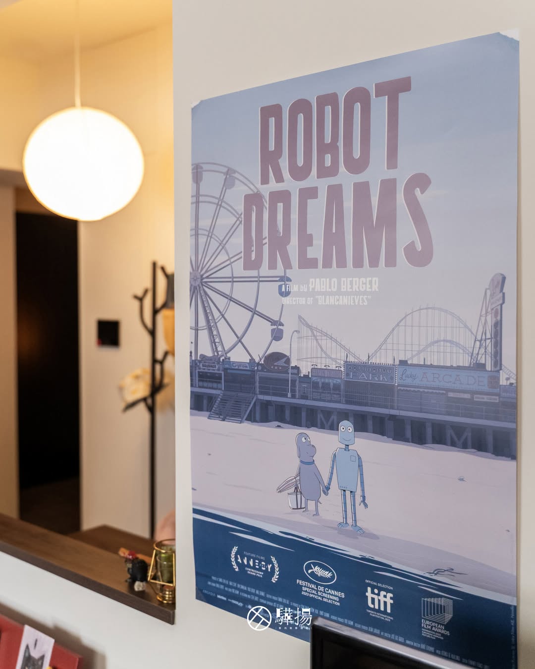 玄關端景的吊燈、掛衣架與 ROBOT DREAMS 海報