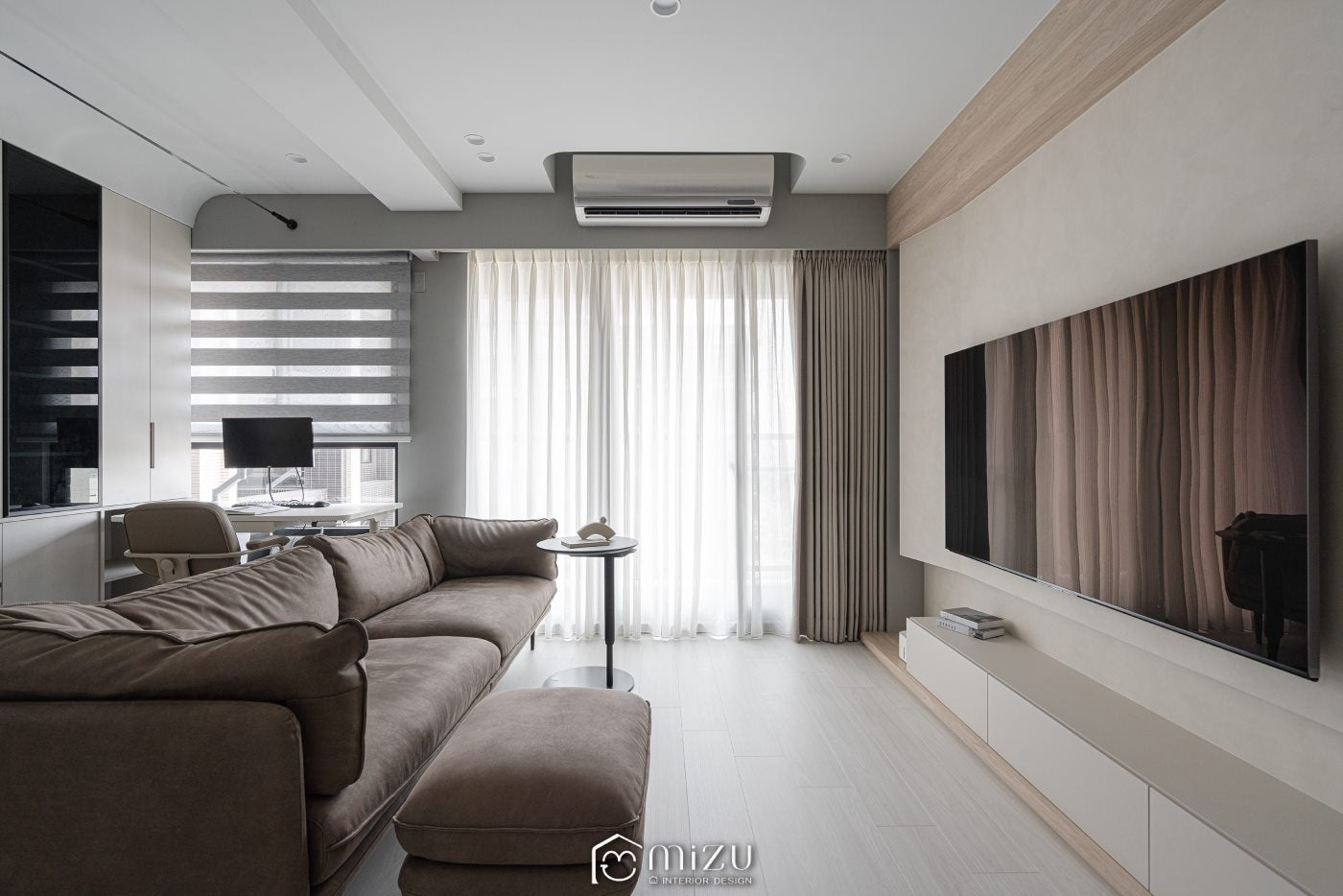 客廳及工作區全景，白色系木地板搭配淺灰色電視牆、淺灰窗簾以及淺米灰電視櫃 | EGGER EL1096 雪菲爾德白相思木 超耐磨木地板