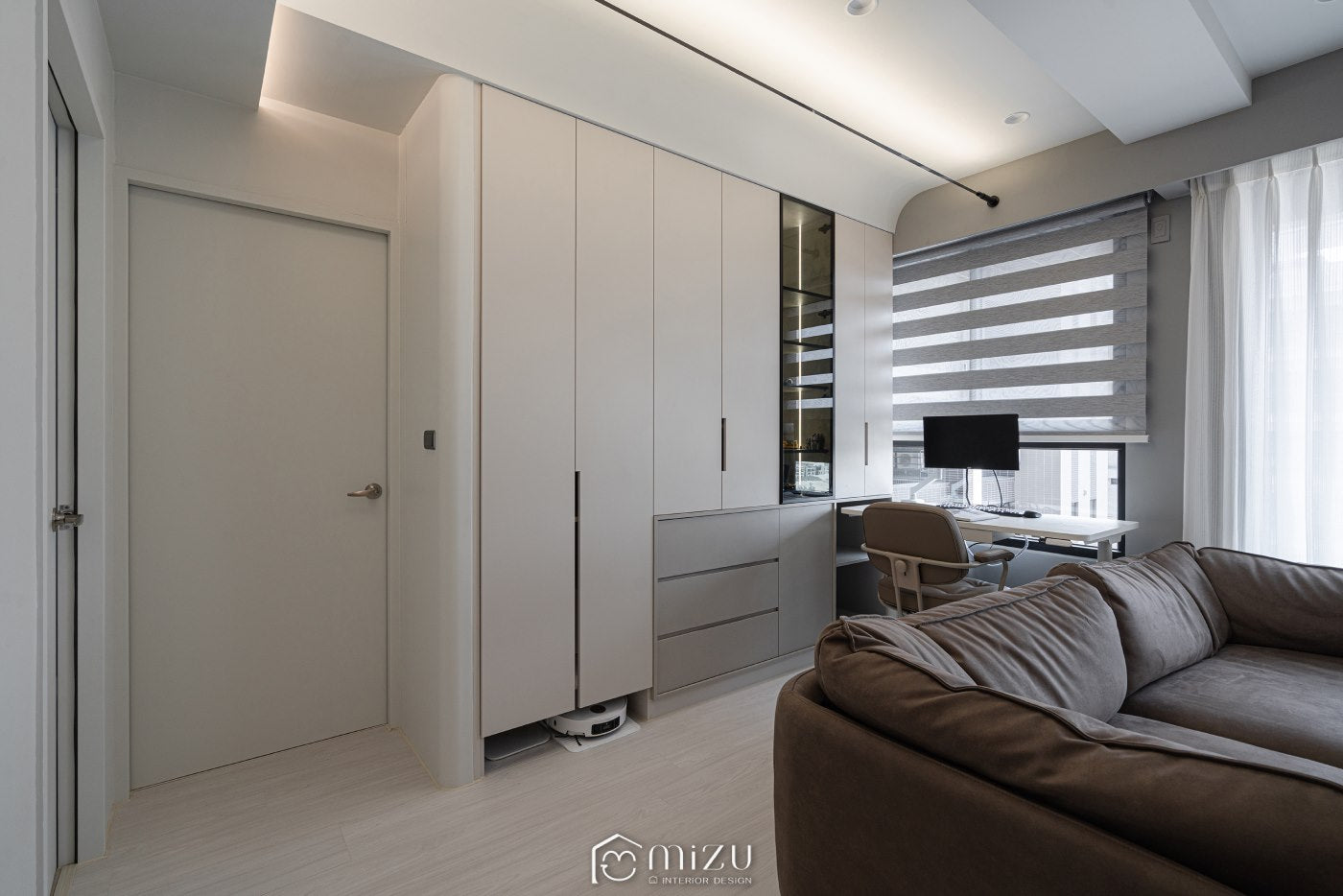 客廳及工作區全景，白色系木地板搭配淺灰色電視牆、淺灰窗簾以及淺米灰電視櫃 | EGGER EL1096 雪菲爾德白相思木 超耐磨木地板