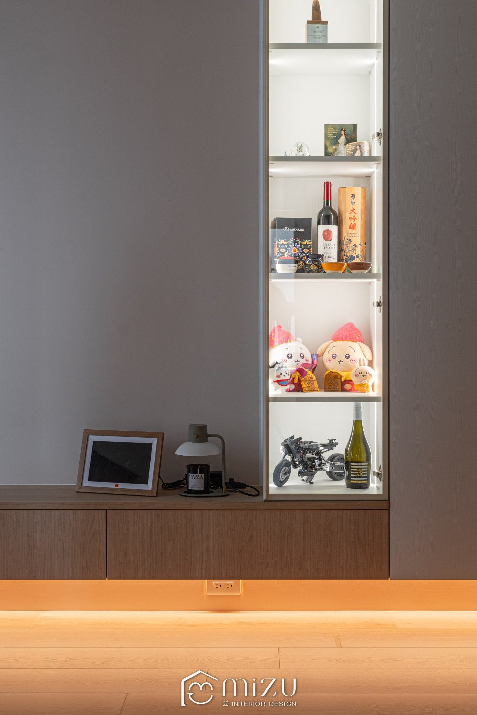 客廳展示櫃體展示吉伊卡哇的娃娃 | GL6104 阿拉維淺橡 超耐磨木地板