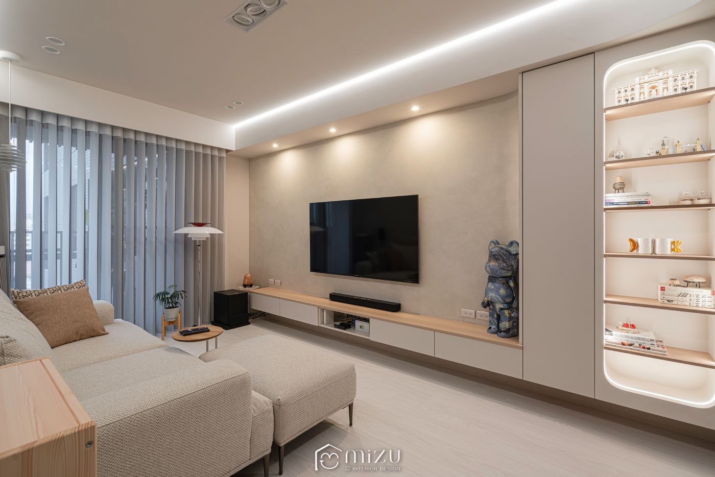 客廳電視牆與弧形展示櫃全景，米白沙發搭配淺木地坪 | GP7109 萊博淺橡 超耐磨木地板