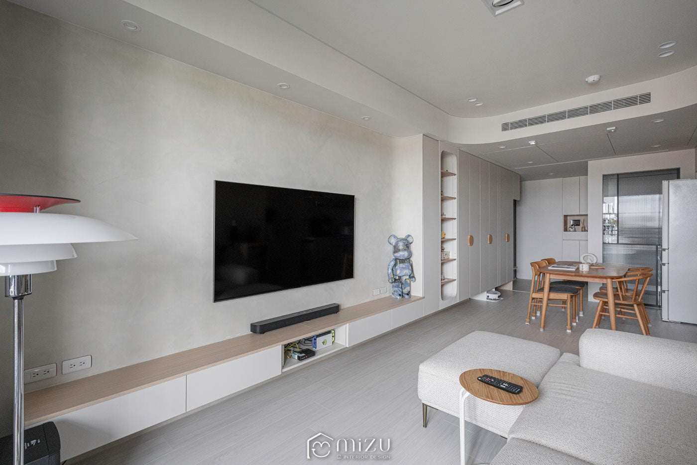 客廳電視牆望向餐廳，懸浮木質電視櫃搭配淺木地坪 | GP7109 萊博淺橡 超耐磨木地板