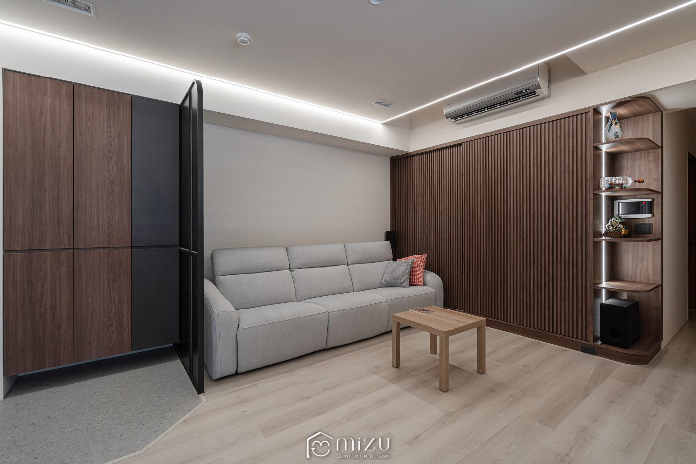客廳與落塵區交界，玻璃屏風、木格柵牆與灰色沙發 | EHL133 科爾皮諾白橡 超耐磨木地板, GU3112 水磨石灰 SPC石塑地板