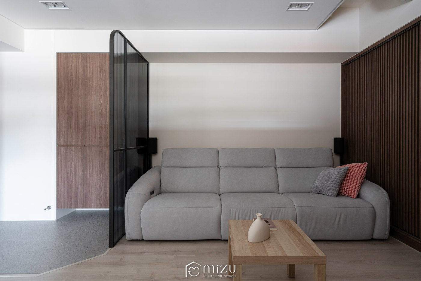 客廳沙發與落塵區玻璃屏風正面實景 | EHL133 科爾皮諾白橡 超耐磨木地板, GU3112 水磨石灰 SPC石塑地板