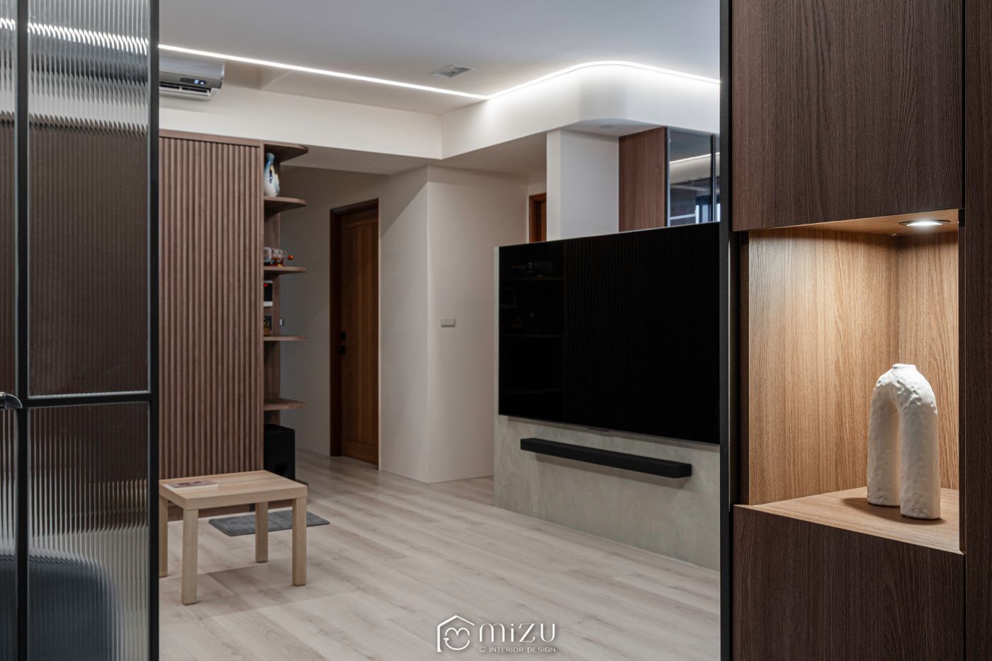 客廳電視牆、木格柵與展示櫃框景 | EHL133 科爾皮諾白橡 超耐磨木地板