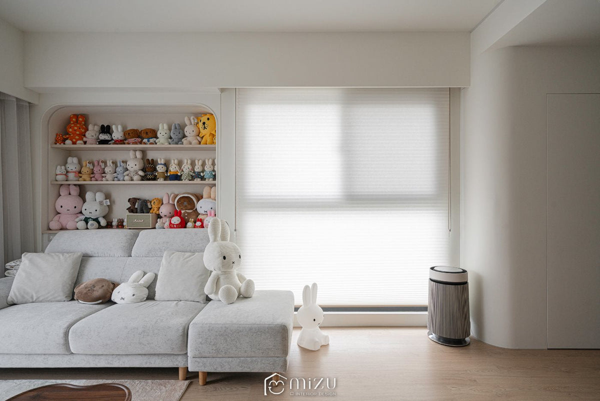 日光灑入客廳，灰色沙發與兔子收藏搭配淺木地坪 | EL2974 馬泰拉白橡 超耐磨木地板