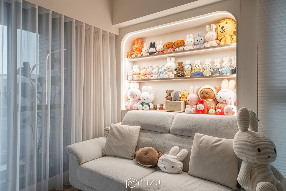 客廳灰色沙發與弧形燈光展示層架