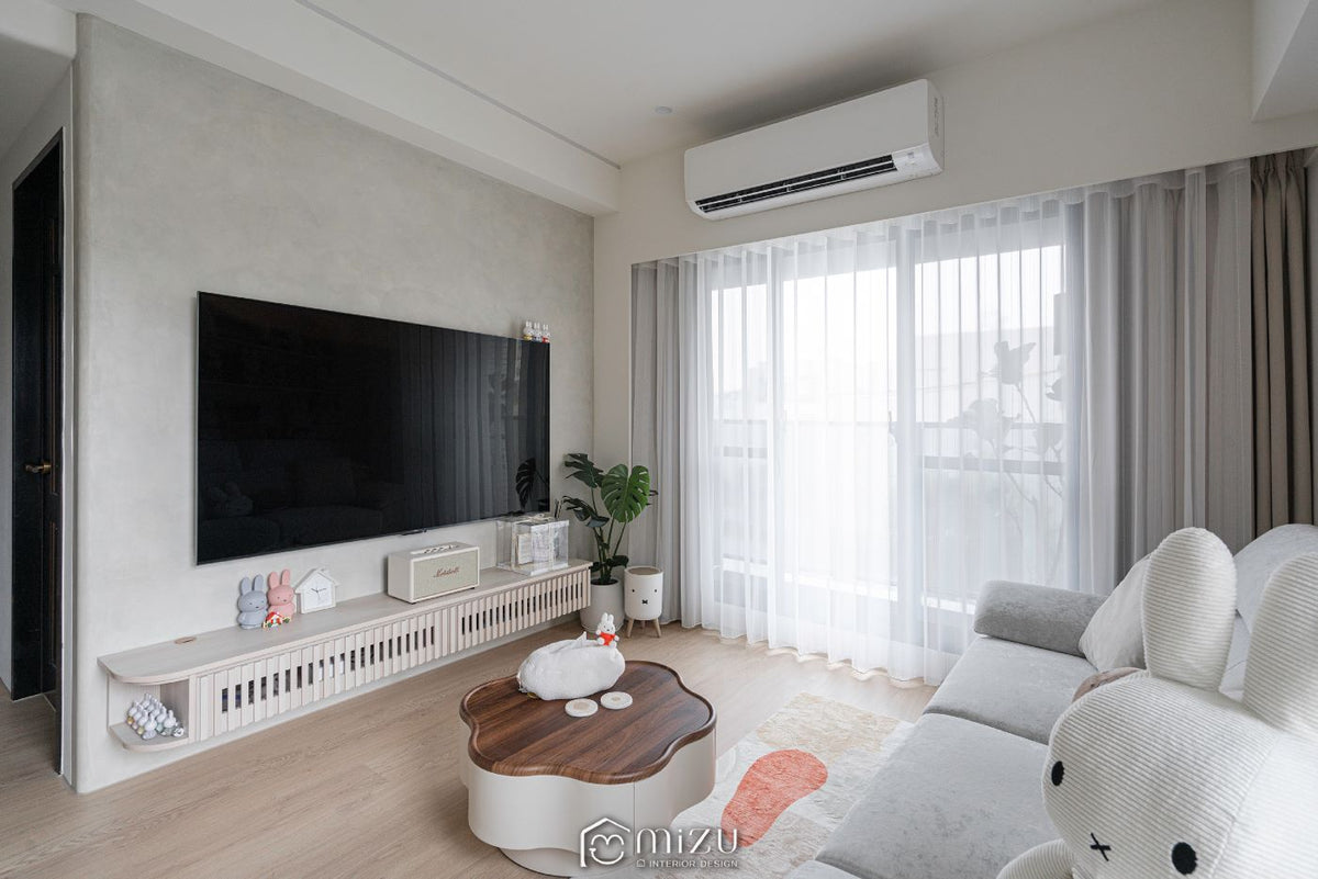 客廳電視牆與懸浮格柵電視櫃，淺木地坪延伸至窗邊 | EL2974 馬泰拉白橡 超耐磨木地板