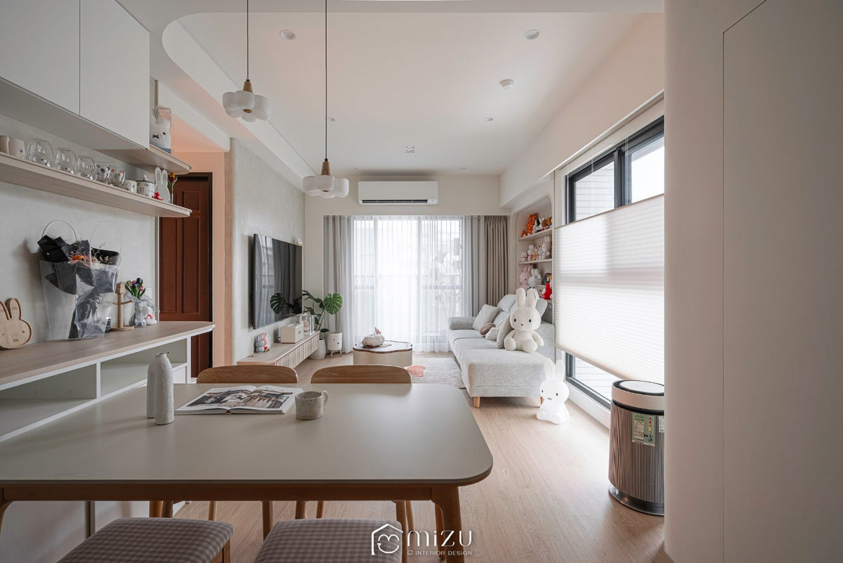 餐廳望向客廳全景，木質餐桌與淺木地坪延伸至落地窗 | EL2974 馬泰拉白橡 超耐磨木地板